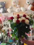 Букет из красных и белых роз под ленту